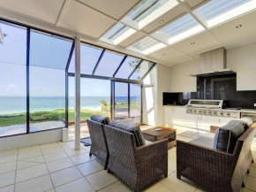 Whispering Sands', 10 Sandy Point Road - Luxury waterfront home with aircon, WIFI & Foxtel